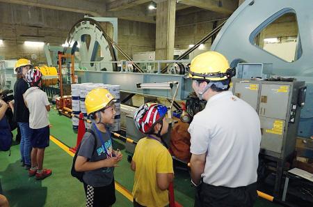 ケーブルカーの巻き上げ機を見学する参加者ら=22日午前、和歌山県高野町