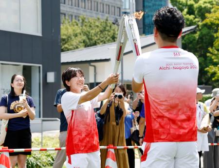愛知・名古屋アジア大会の聖火リレーに参加した野口みずきさん=22日、名古屋市中区