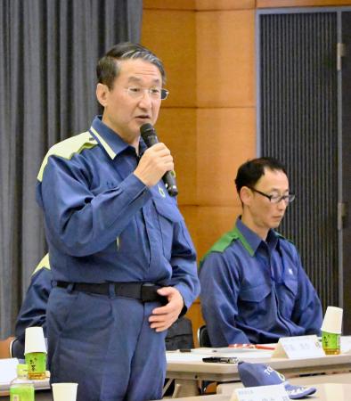 中国電力島根原発２号機の視察を前に、あいさつする鳥取県の平井伸治知事＝２２日午前、松江市