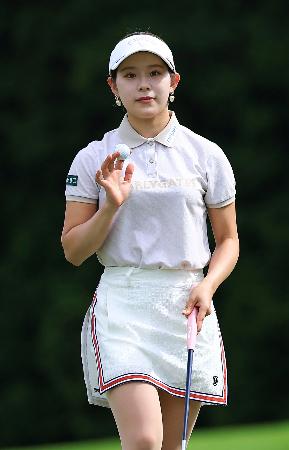 第2日、通算9アンダーで首位の吉田鈴=大箱根CC