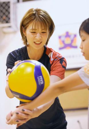 北京の日本人学校でバレーボール教室を開いた女子元日本代表の木村沙織さん＝２２日（共同）