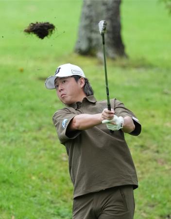 第３日、通算２６アンダーで首位の平本世中＝草津ＣＣ