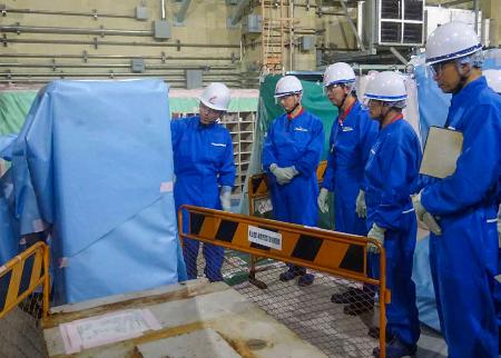 中国電力島根原発2号機の原子炉建物内を視察する鳥取県の平井伸治知事(左から2人目)ら=22日、松江市(鳥取県提供)