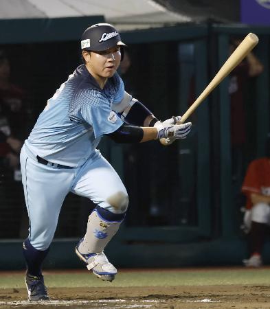 ８回西武２死一、二塁、古賀悠が右翼線に先制の２点二塁打を放つ＝楽天モバイルパーク