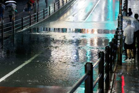 雨で冠水したアンダーパス＝２２日午後６時２５分、東京都千代田区