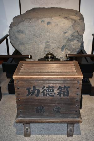 ４月、液体のようなものがかけられた薬師寺の国宝「仏足石」＝奈良市（奈良県警提供）