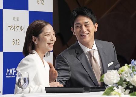 現役引退の記者会見で笑顔を見せる、フィギュアスケート・ペアの三浦璃来(左)、木原龍一組=2026年4月
