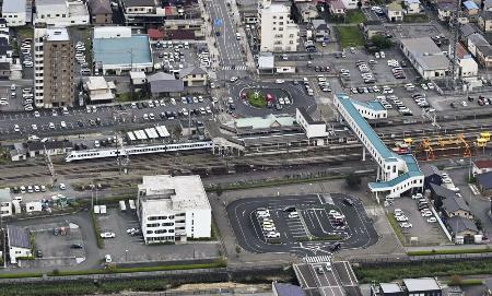 東武日光線新鹿沼駅の構内で作業員４人をはね、停車した特急列車スペーシアＸ２号＝２０２６年８月２０日、栃木県鹿沼市（共同通信社ヘリから）