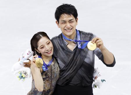 ミラノ・コルティナ冬季五輪フィギュアスケートのペアで金メダルを獲得した三浦璃来さん(左)、木原龍一さん=2月、イタリア・ミラノ(共同)