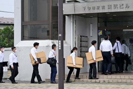 東武鉄道のグループ会社「東武建設」の家宅捜索に向かう捜査員=23日午前9時、栃木県日光市