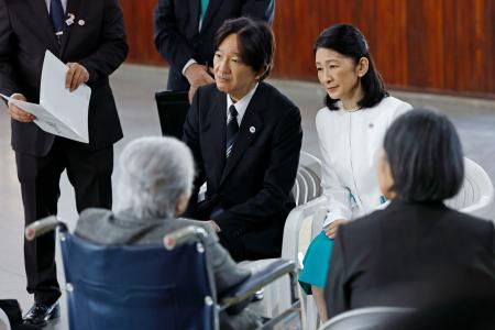 日系人と懇談される秋篠宮ご夫妻=22日、パラグアイ中南部ラ・コルメナ(共同)