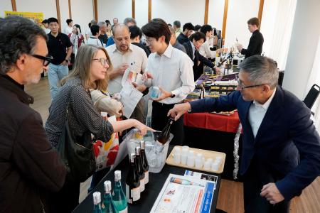 新潟県の日本酒の試飲コーナーに集まる来場者=22日、ブラジル・サンパウロ(共同)