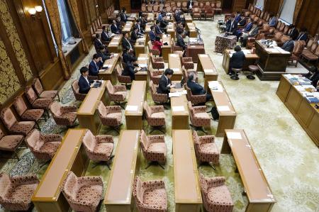 与党の審議強行を受け、野党が欠席した衆院政治改革特別委＝７月