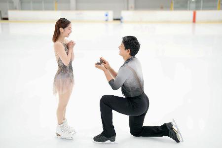 23日、フィギュアスケートの「りくりゅう」ペア、三浦璃来さん(左)と木原龍一さんがSNSに投稿した写真。婚約を発表した((C)田中宣明)