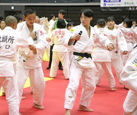 小学生らに指導する柔道男子６６キロ級の武岡毅（右）＝２３日、横浜武道館