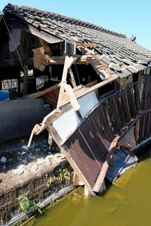 地震で倒壊した熊本県宇城市の家屋＝２３日午前
