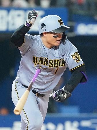 ９回阪神２死二、三塁、森下が右前に勝ち越し２点打を放つ＝横浜
