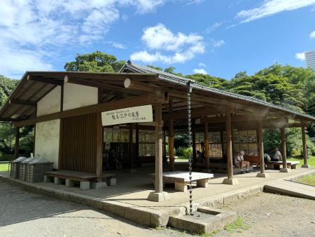 　開園８０周年のパネル展が開催されている花木園休憩所＝東京都中央区の浜離宮恩賜庭園