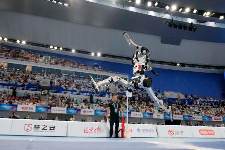 「世界人型ロボットスポーツ大会」の走り幅跳びで跳躍するロボット=23日、北京(共同)
