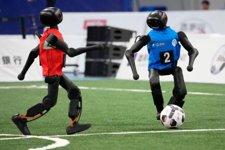 「世界人型ロボットスポーツ大会」でサッカーをするロボット=23日、北京(共同)