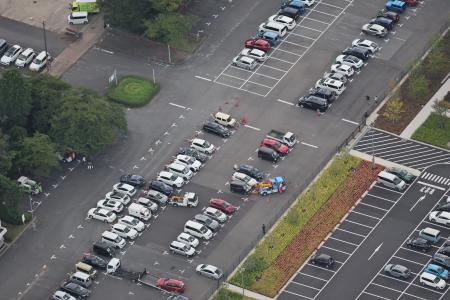 千葉市役所に隣接する駐車場に運び込まれた、豪雨で動かせなくなり路上などに放置された車両など=19日