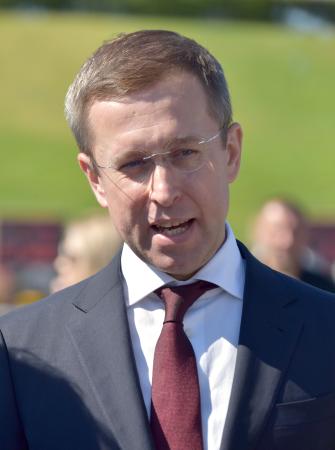 共同通信のインタビューに応じたウクライナのコレツキー首相=23日、キーウ(共同)