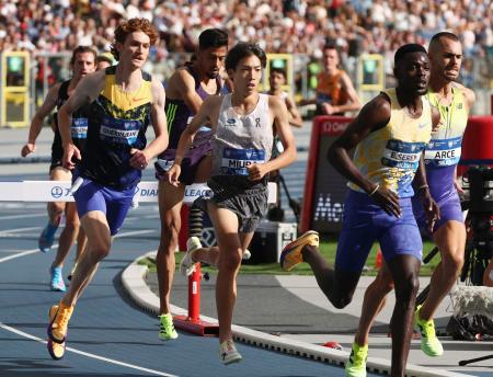陸上のダイヤモンドリーグ第13戦の男子3000メートル障害で9位の三浦龍司(中央)=ホジュフ(AP=共同)