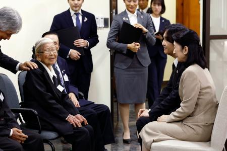 関ふみさん（左）と懇談される秋篠宮ご夫妻＝２３日、パラグアイ東部イグアス（共同）