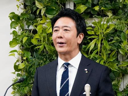 記者会見する福岡市の高島宗一郎市長＝２４日午前、福岡市役所