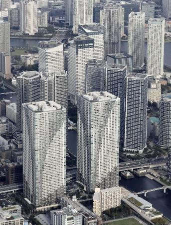 立ち並ぶ高層マンション＝東京都中央区