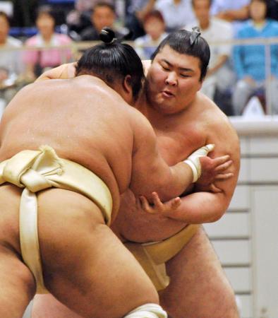 大相撲夏巡業の朝稽古で相撲を取る熱海富士（右）＝埼玉県熊谷市