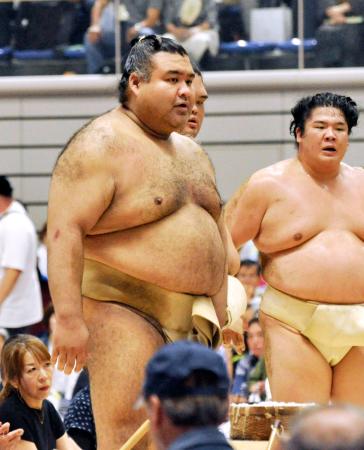 大相撲夏巡業の朝稽古で左脚の付け根を痛めた高安（左）＝埼玉県熊谷市
