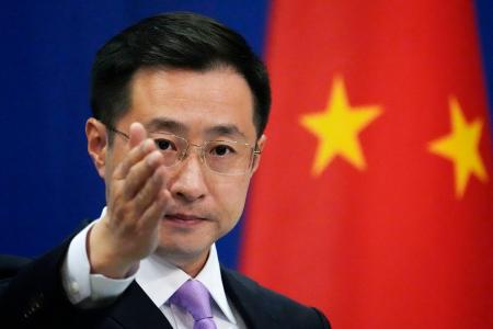 記者会見する中国外務省の林剣副報道局長＝２４日、北京（共同）
