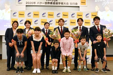 柔道の世界選手権代表の壮行会で写真に納まる（後列左から）阿部詩、素根輝、永山竜樹、阿部一二三、武岡毅、田嶋剛希＝２４日、東京都内