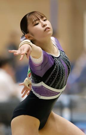 個人総合の女子で初優勝した渡部葉月の床運動＝高崎アリーナ
