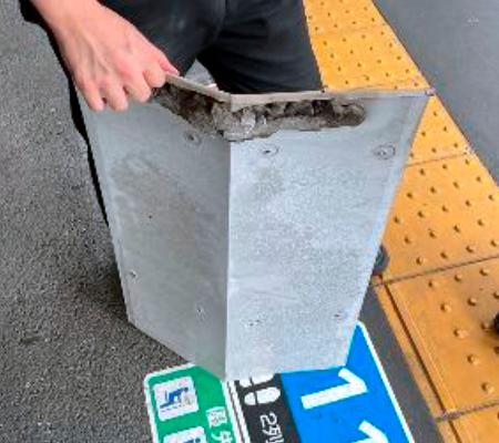 ＪＲ京都駅構内の線路上に落下した鉄板＝２４日午後（ＪＲ西日本提供）
