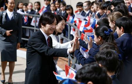 日本パラグアイ学院の視察を終え、生徒らの見送りを受けられる秋篠宮ご夫妻＝２４日、アスンシオン（共同）