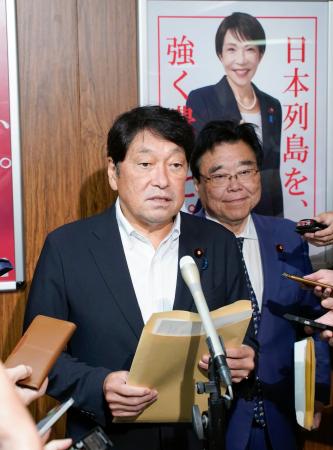 自民党の税調幹部会合後、記者団の取材に応じる小野寺税調会長＝２５日午前、東京・永田町の党本部