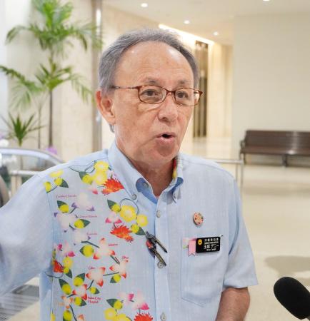 那覇空港を視察後、記者団の取材に応じる沖縄県の玉城デニー知事＝２５日午前