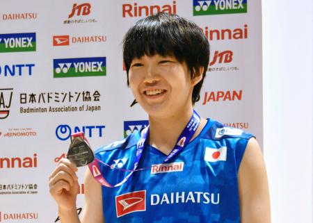 世界選手権で獲得した銀メダルを手にするバドミントン女子シングルスの山口茜＝２５日、東京都大田区