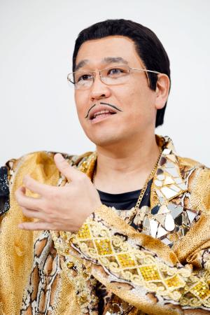 インタビューに答えるピコ太郎