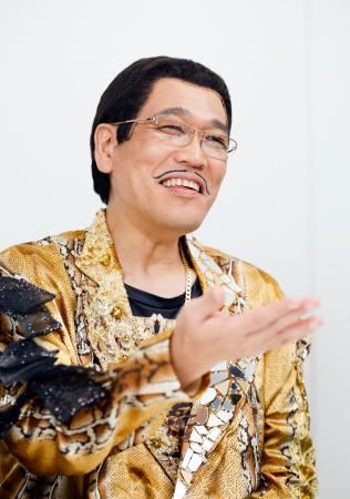インタビューに答えるピコ太郎