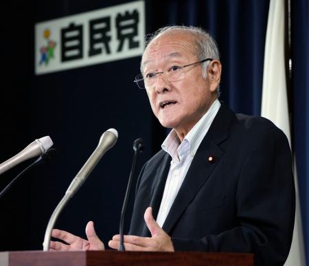 記者会見する鈴木幹事長＝２５日午前、東京・永田町の党本部