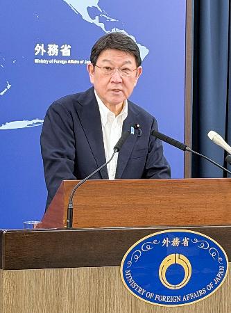 記者会見する茂木外相＝２５日午後、外務省