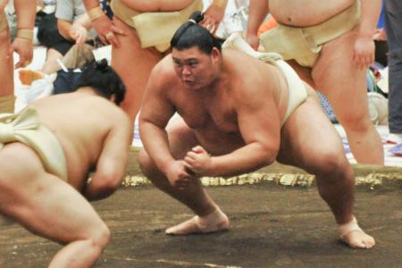 大相撲夏巡業の朝稽古で相撲を取る大の里（右）＝千葉県流山市