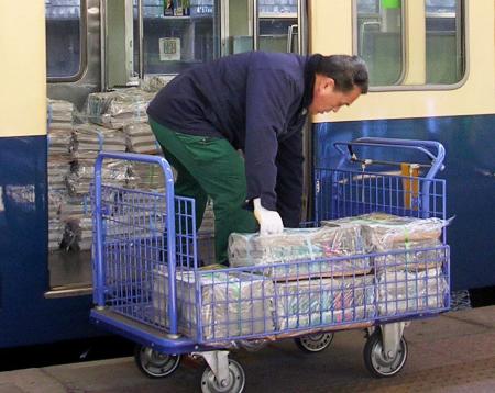 新聞輸送列車に積み込まれる新聞＝２０１０年、東京都内