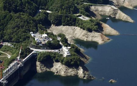 貯水率が低下している高知県の早明浦ダム=19日
