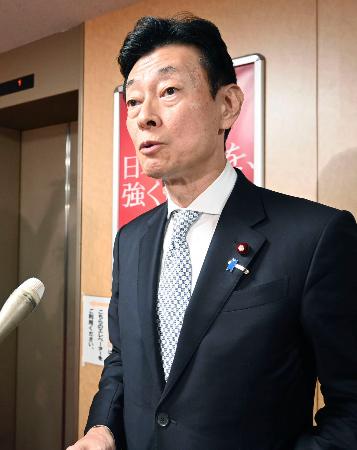 記者団の取材に応じる自民党の西村選対委員長＝２５日午後、東京・永田町の党本部