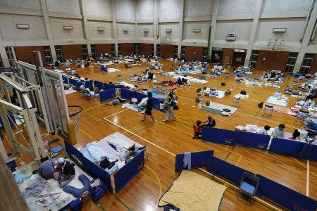避難所となっている熊本県八代市の体育館で過ごす人たち＝７月