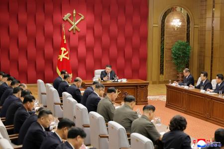 党の重要政策の実務を話し合う政治局拡大会議に臨む北朝鮮の金正恩朝鮮労働党総書記（奥）＝２５日（朝鮮中央通信＝共同）